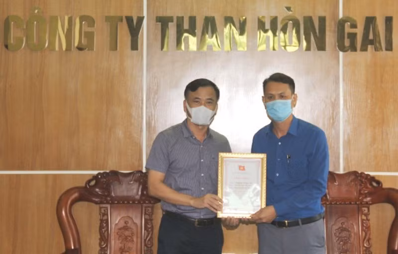 Đảng ủy Công ty Than Hòn Gai khen thưởng tấm gương “Người thợ mỏ - Người chiến sĩ” cho đảng viên Nguyễn Đăng Vỹ.