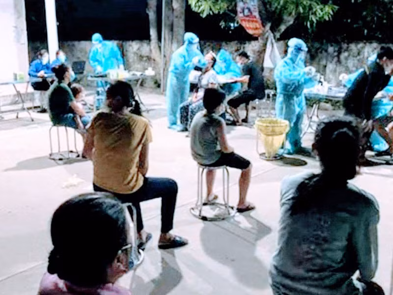 Lấy mẫu xét nghiệm cho người dân tại các xã của huyện Vĩnh Bảo.