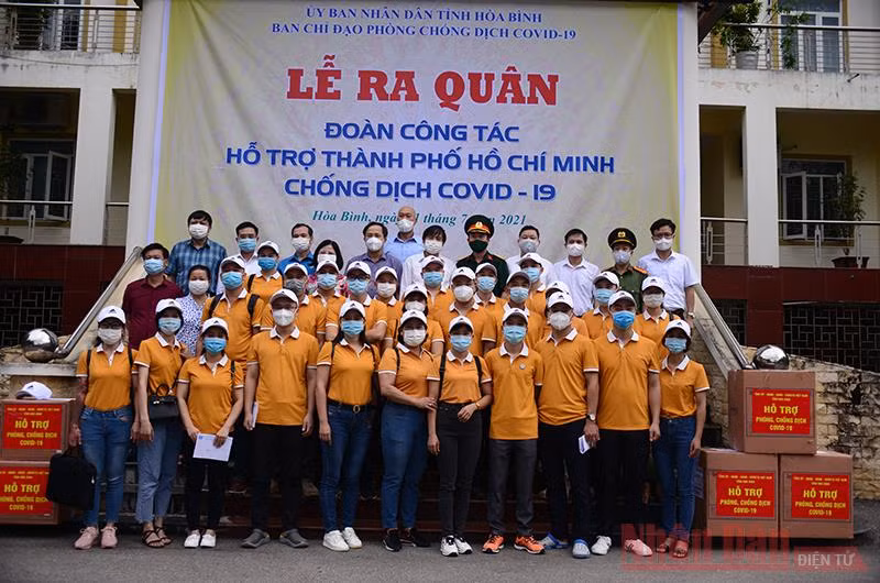 Cán bộ y tế Hòa Bình xung phong “nam tiến” để hỗ trợ TP Hồ Chí Minh chống dịch. Ảnh: TRẦN HẢO.