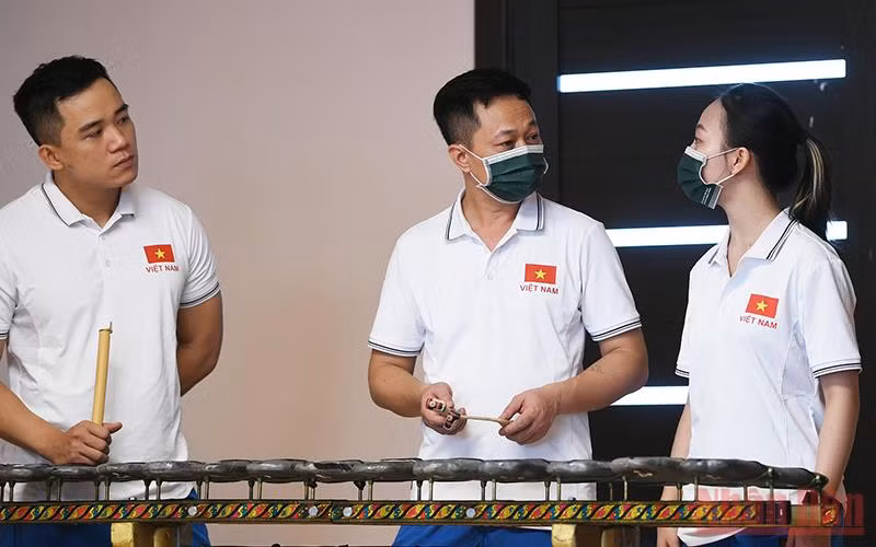 Các thành viên đội tuyển bên chiếc đàn đá - "vũ khí đặc biệt" của Đội quân văn hóa tham gia Army Games 2021. Ảnh: TRỌNG HẢI