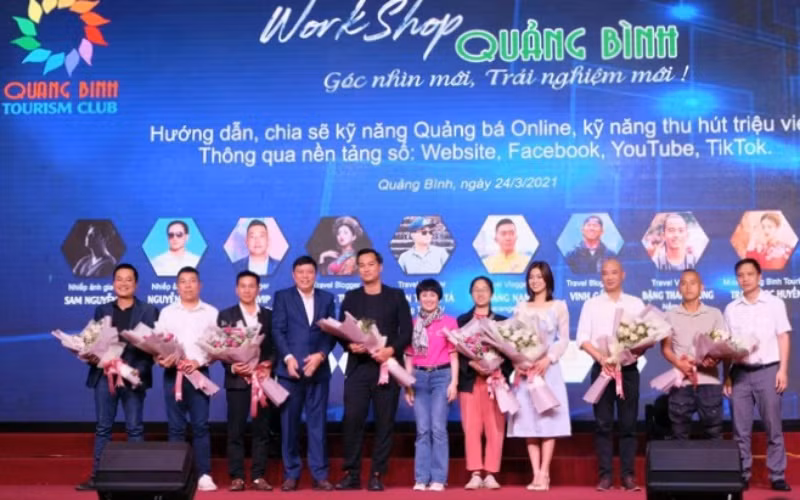 Lãnh đạo Sở Du lịch Quảng Bình tặng hoa cho những người nổi tiếng cho trên mạng xã hội đến chia sẻ kinh nghiệm quảng bá du lịch trên nền tảng số.