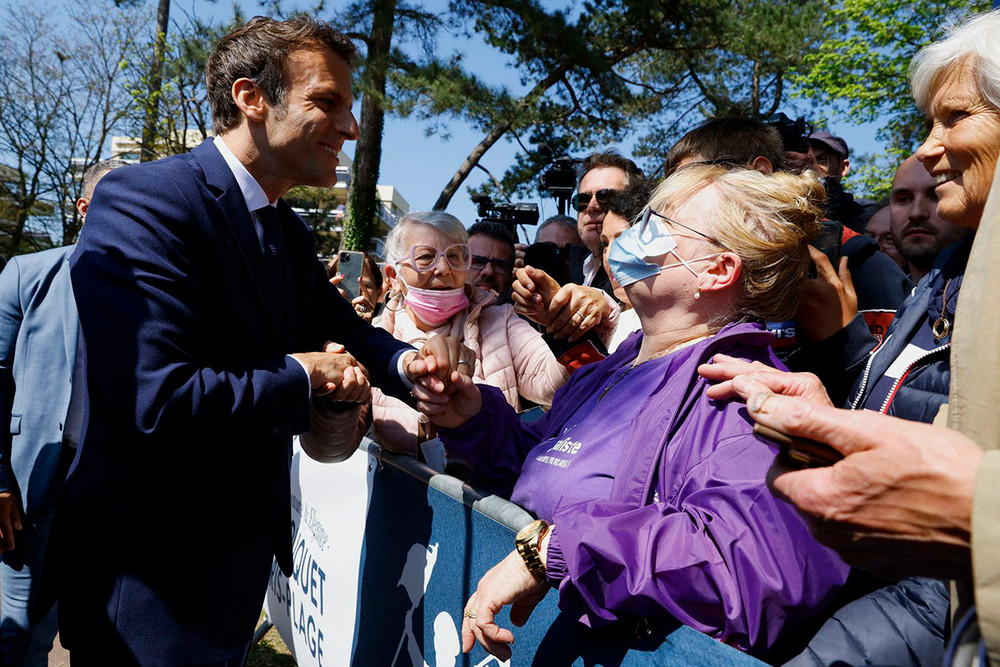 Ông Emmanuel Macron trò chuyện với người ủng hộ sau khi bỏ phiếu tại Le Touquet-Paris-Plage. Tổng thống Pháp dự kiến tổ chức buổi mít-tinh ngay sau khi biết kết quả ở quảng trường Champs-de Mars dưới chân tháp Eiffel.(Ảnh: Reuters) Pháp -0