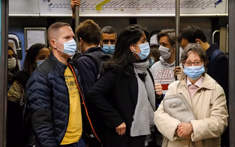 Hành khách trên tàu điện ngầm tại Paris, Pháp. (Ảnh: Getty Images)