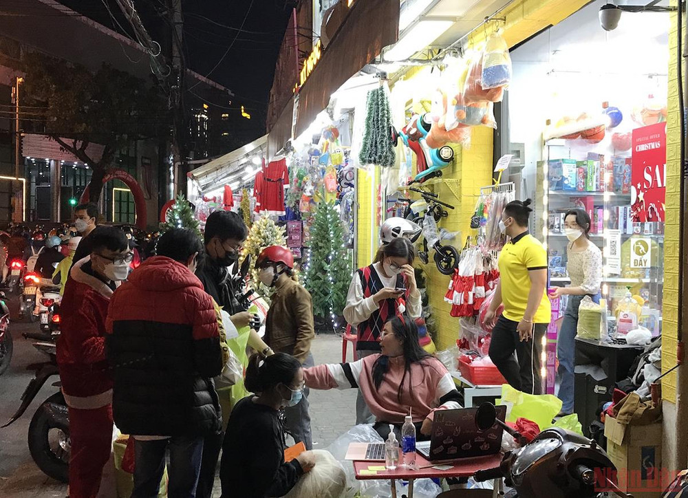 Phố quà lưu niệm trên đường Hùng Vương đang tất bật chuẩn bị đơn hàng quà giáng sinh. 5_Da_nang-1640355084583.jpeg