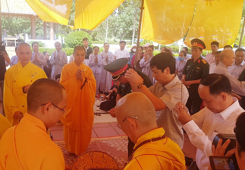 Lãnh đạo UBND và Ủy ban MTTQVN tỉnh Quảng Trị dâng hương lễ lễ đài tưởng niệm cầu nguyện cho các liệt sĩ. Quảng Trị cầu siêu tri ân các anh hùng liệt sĩ Trường Sơn -0