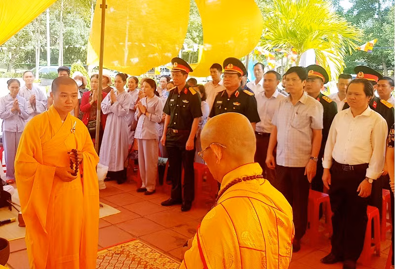 Nhiều đại diện lãnh đạo sở, ngành cùng tăng ni, phật tử và nhân dân Quảng Trị dự lễ cầu siêu.