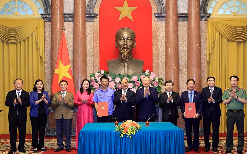 Chủ tịch nước, Trưởng Ban cải cách tư pháp Trung ương Nguyễn Xuân Phúc dự Lễ ký Quy chế phối hợp công tác giữa Văn phòng Chủ tịch nước và Viện Kiểm sát nhân dân tối cao. (Ảnh: TTXVN)