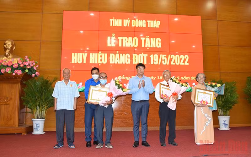 Bí thư Tỉnh ủy Đồng Tháp Lê Quốc Phong trao Huy hiệu Đảng cho các đảng viên.