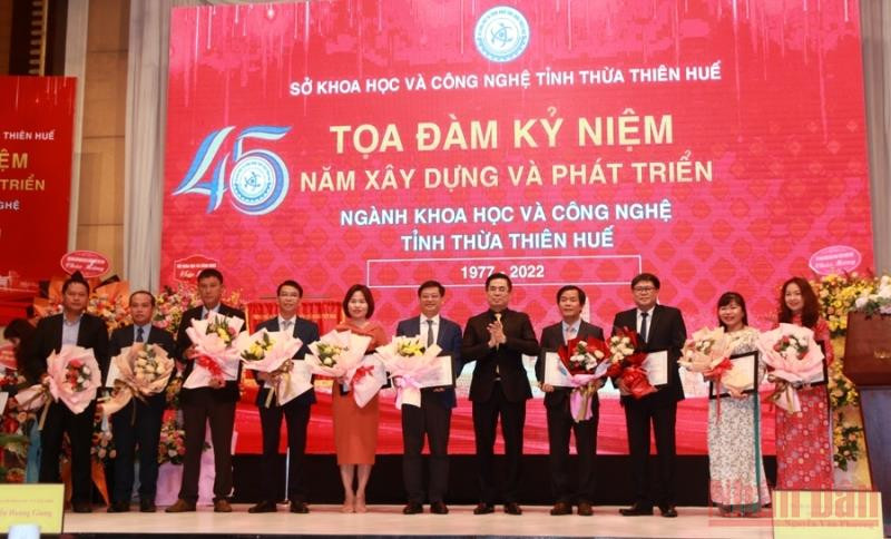 Tặng Kỷ niệm chương “Vì sự nghiệp Khoa học và Công nghệ” của Bộ Khoa học và Công nghệ cho các cá nhân đã có nhiều đóng góp đối với sự nghiệp phát triển Khoa học và Công nghệ. (Ảnh: Công Hậu) Kỷ niệm 45 năm xây dựng và phát triển ngành KH&CN tỉnh Thừa Thiên Huế -0