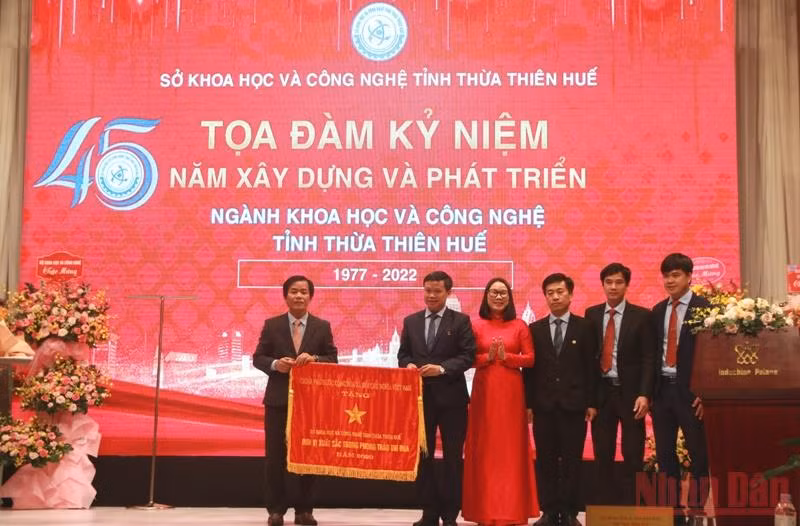 Thừa ủy quyền của Thủ tướng Chính phủ, Chủ tịch UBND tỉnh Nguyễn Văn Phương trao Cờ thi đua của Chính phủ tặng Sở Khoa học và Công nghệ tỉnh Thừa Thiên Huế. (Ảnh: Công Hậu) 