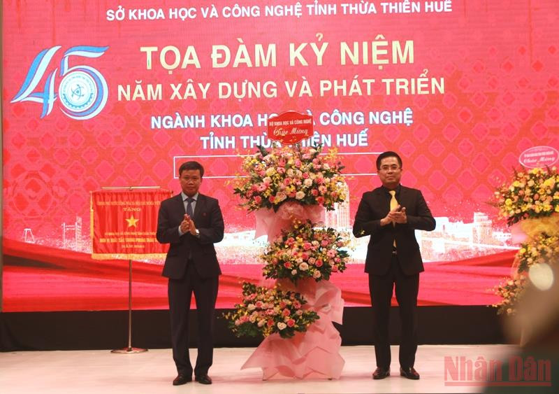 Thứ trưởng Khoa học và Công nghệ Nguyễn Hoàng Giang tặng lẵng hoa chúc mừng ngành KH&CN Thừa Thiên Huế qua 45 năm xây dựng và phát triển. (Ảnh: Công Hậu) Kỷ niệm 45 năm xây dựng và phát triển ngành KH&CN tỉnh Thừa Thiên Huế -0