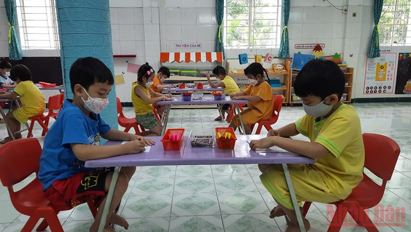 Các trẻ Trường mầm non Tuổi Thơ 7, quận 3 trong giờ học tập. Vượt khó để duy trì dạy học trực tiếp -0