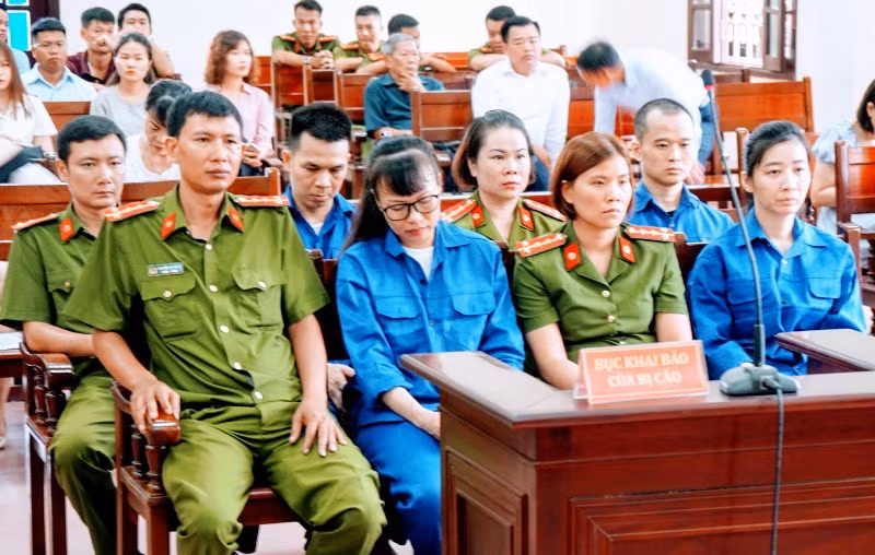 Quang cảnh phiên tòa, sáng 22-7.