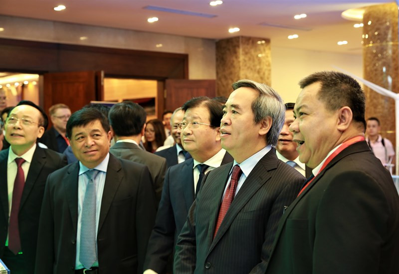 Các đại biểu tham quan Triển lãm về các mô hình, công nghệ năng lượng hiện đại. Diễn đàn cấp cao về phát triển năng lượng quốc gia -0