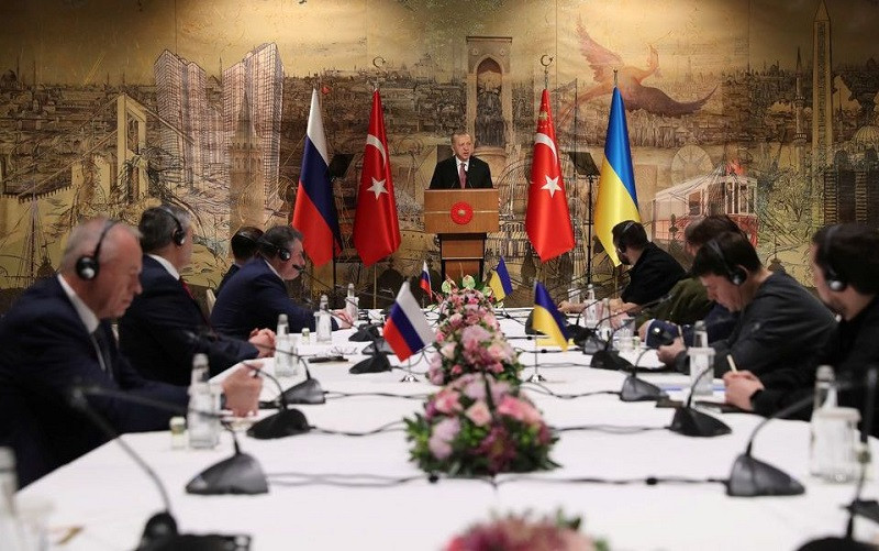 Tổng thống Thổ Nhĩ Kỳ Recep Tayyip Erdogan (giữa) trong cuộc gặp phái đoàn đàm phán Nga (trái) và Ukraine (phải) tại thành phố Istanbul, ngày 29/3/2022. (Ảnh: Reuters)