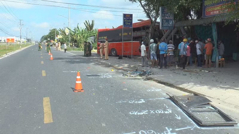 Xe khách va chạm xe đạp, ba người tử vong -0