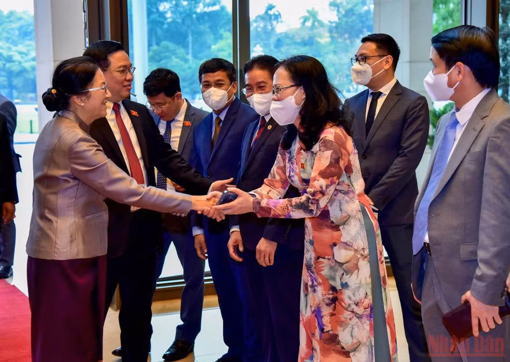 Hình ảnh Chủ tịch Quốc hội Vương Đình Huệ tiếp Phó Chủ tịch nước Lào Pany Yathotou -0