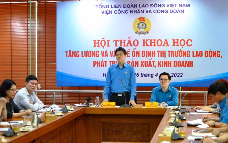 Phó Chủ tịch Tổng Liên đoàn Lao động Việt Nam Ngọ Duy Hiểu phát biểu tại Hội thảo.