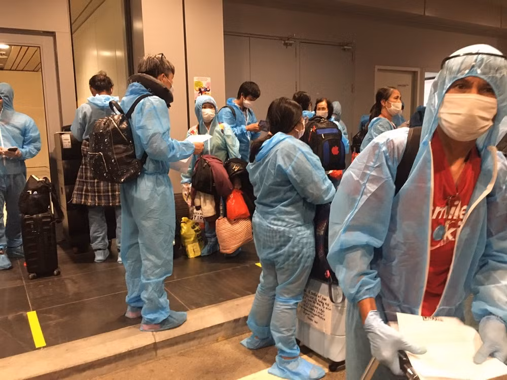 Hành khách xuống sân bay Vân Đồn được phát sim 4G miễn phí và hướng dẫn cài Bluezone.