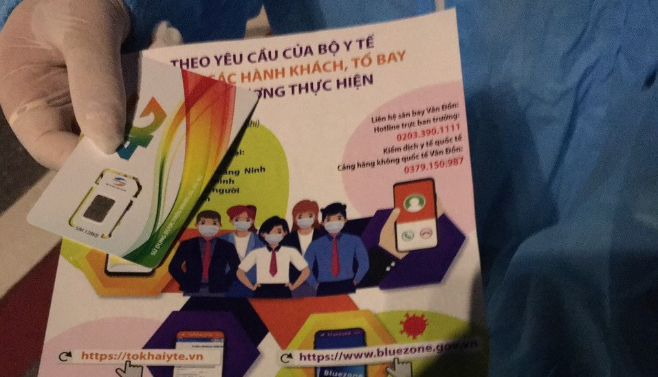 Sim 4G và tờ hướng dẫn khai báo y tế, cài đặt Bluezone được phát cho từng hành khách ngay khi hạ cánh xuống sân bay Vân Đồn. Hành khách từ các chuyến bay giải cứu ở Vân Đồn được hướng dẫn cài Bluezone -0