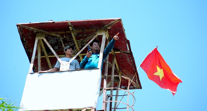 Vào những tháng cao điểm mùa khô như hiện nay, các tháp canh lửa mùa khô ở Cà Mau luôn có người túc trực. Nóng bỏng rừng tràm Cà Mau -0