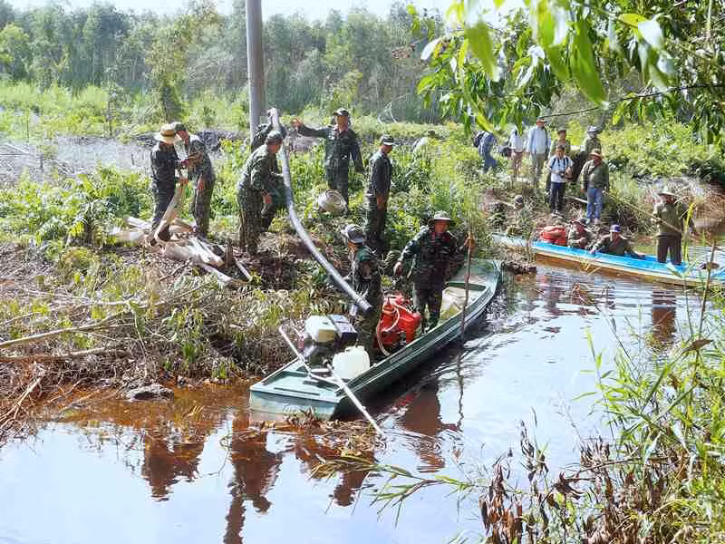 Vận hành máy móc thường xuyên bảo đảm công tác sẵn sàng PCCCR ở lâm phần rừng tràm Cà Mau.