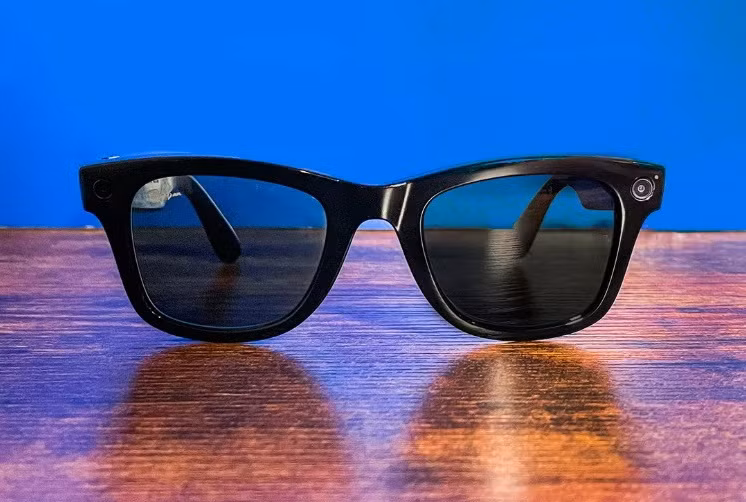‘Ray-Ban Stories’ có thể chụp ảnh và quay video thông qua điều khiển bằng giọng nói. (Ảnh: CNET)