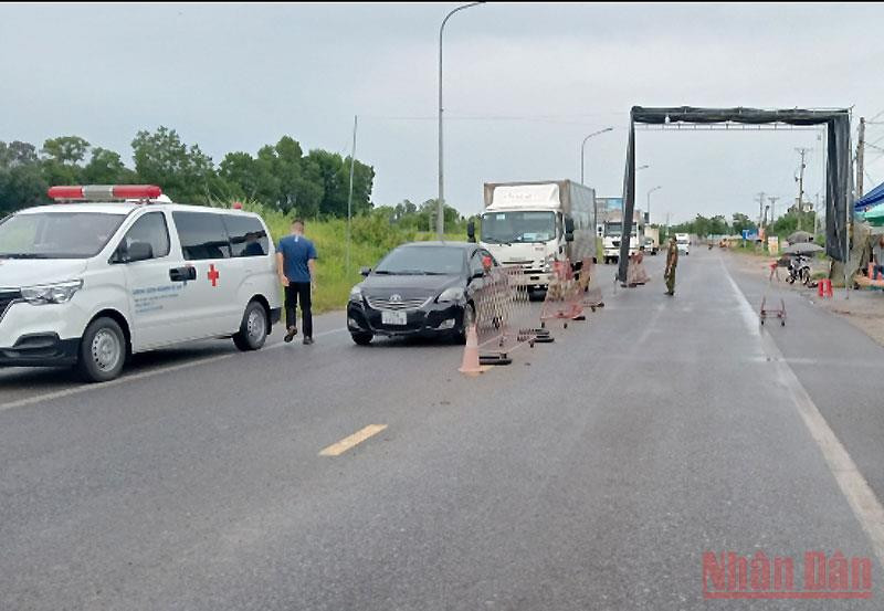 Chốt kiểm soát dịch Covid-19 tại nút giao cao tốc Hà Nội-Thái Nguyên vào Khu công nghiệp Yên Bình (Thái Nguyên).
