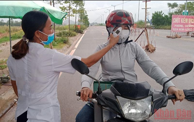 Tất cả công nhân, người dân vào khu công nghiệp đều phải đo thân nhiệt tại chốt kiểm dịch. “Lá chắn” chống dịch Covid-19 ở Thái Nguyên -0