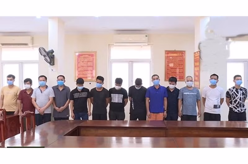 Các đối tượng tham gia đánh bạc.