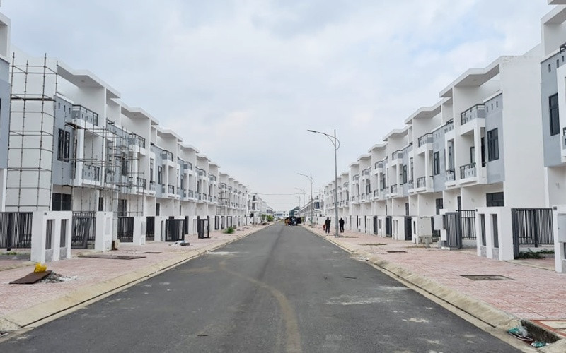 Một góc dãy nhà liền kề xây dựng chưa có giấy phép tại khu dân cư Tân Thịnh. Phản hồi từ bái báo “Cần sớm xử lý nghiêm chủ đầu tư gần 500 căn nhà xây không phép ở Đồng Nai” -0