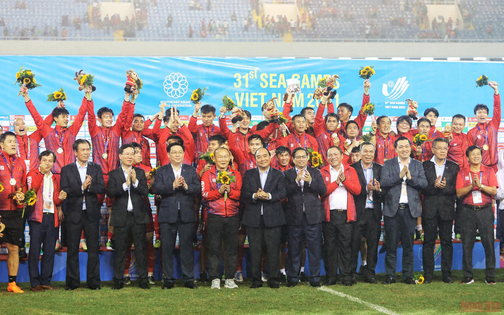  Chủ tịch nước Nguyễn Xuân Phúc, Thủ tướng Chính phủ Phạm Minh Chính, Chủ tịch Quốc hội Vương Đình Huệ, Thường trực Ban Bí thư Võ Văn Thưởng và các đại biểu chụp ảnh chung với Đội tuyển bóng đá U23 Việt Nam vừa giành Huy chương Vàng môn Bóng đá nam SEA Games 31 (Ảnh: KHIẾU MINH)  