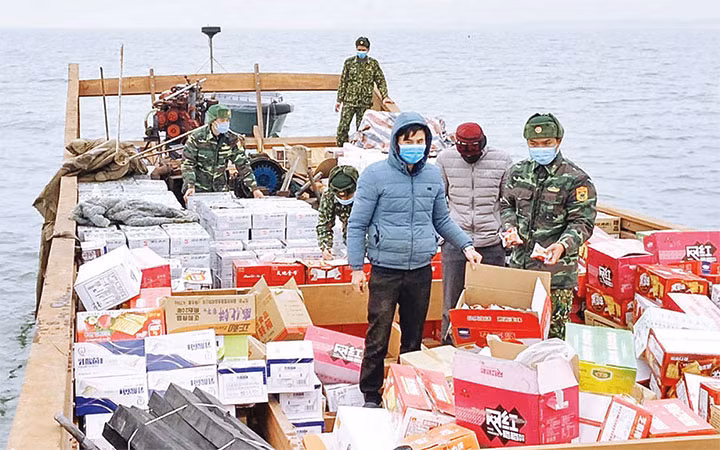 Một vụ vận chuyển hàng lậu trên vùng biển Quảng Ninh bị Hải đội 2, Bộ đội Biên phòng Quảng Ninh bắt giữ. Ảnh: QUANG THỌ