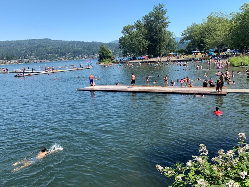 Nhiều người dân tìm đến công viên Bloedel Donovan, tại hồ Whatcom, ở Bellingham, Washington, Mỹ, ngày 26-6, để "giải nhiệt". (Ảnh: AP) Nhiều vùng ở Mỹ và Canada trải qua đợt nắng nóng kỷ lục -0