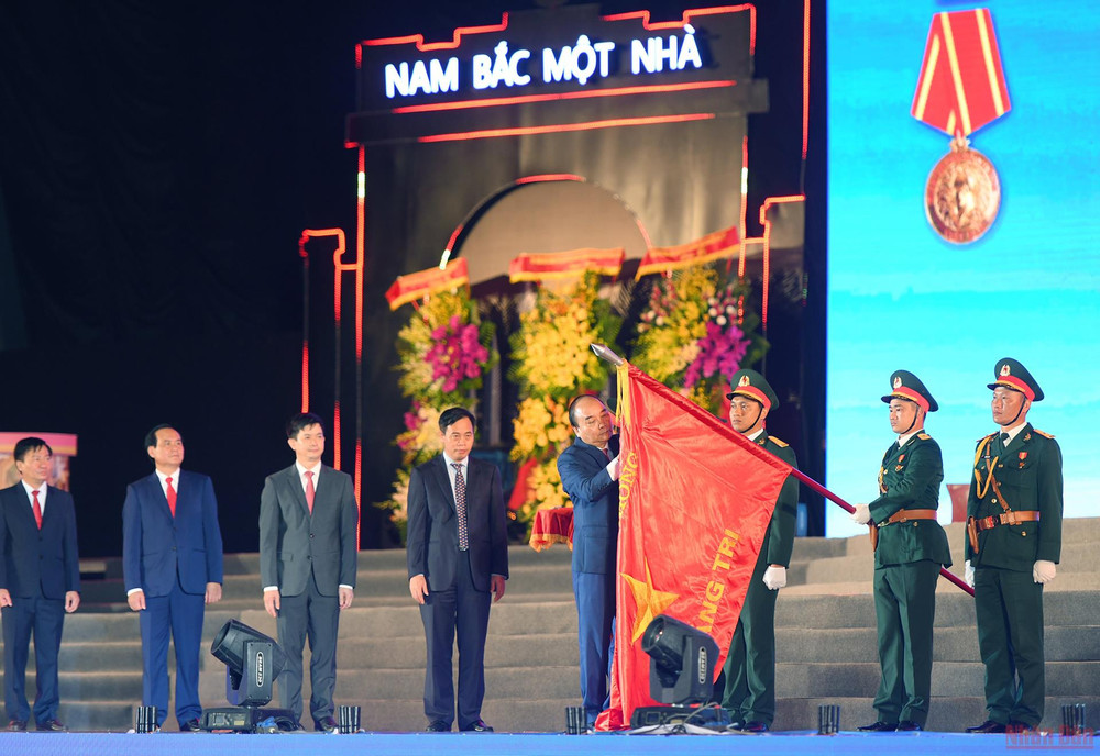 Chủ tịch nước Nguyễn Xuân Phúc trao Huân chương Hồ Chí Minh lần 2 cho quân và dân tỉnh Quảng Trị. (Ảnh: THÀNH ĐẠT)