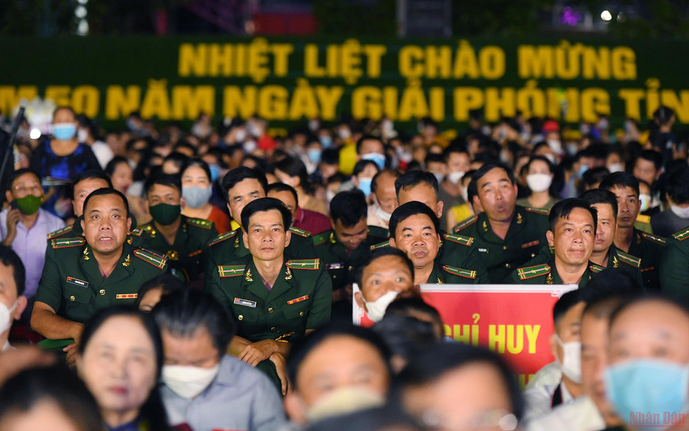 Chương trình thu hút sự quan tâm của hàng nghìn khán giả. (Ảnh: THÀNH ĐẠT) z3378520056479_5e11893f6a288e777-1651243349461.jpg