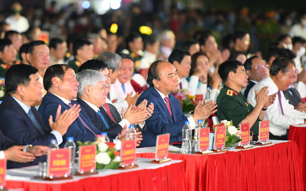 Lãnh đạo Đảng, Nhà nước tham dự chương trình. (Ảnh: THÀNH ĐẠT) Kỷ niệm 50 Ngày Giải phóng tỉnh Quảng Trị và 50 năm sự kiện 81 ngày đêm chiến đấu bảo vệ Thành cổ Quảng Trị -0