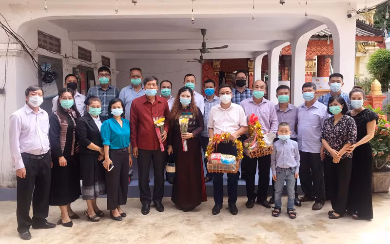 Tổng Lãnh sự Nguyễn Đăng Hùng (áo đỏ), dẫn đầu đoàn Tổng Lãnh sự quán Việt Nam tại tỉnh Luang Prabang dâng hương, tưởng niệm các Anh hùng, liệt sĩ tại Wat Mahathat, ngày 27/7/2021. (Ảnh: Tổng Lãnh sự quán Việt Nam tại Luang Prabang). 