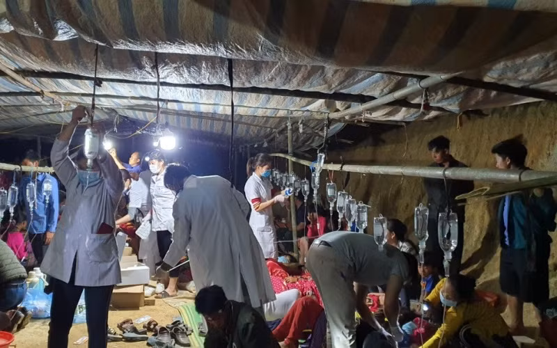 Đội y, bác sỹ điều cơ động của Trung tâm Y tế huyện Sìn Hồ tổ chức cấp cứu và phân loại bệnh nhân ngay tại nơi xảy ra ngộ độc thực phẩm.