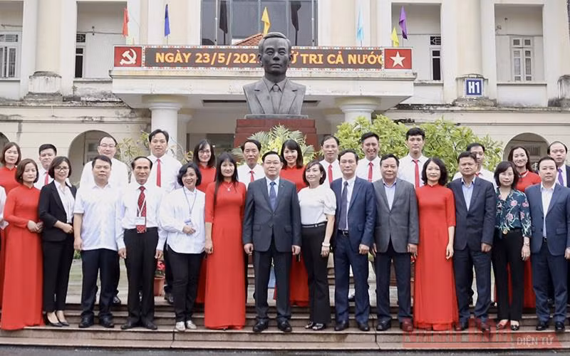 Đồng chí Vương Đình Huệ, Ủy viên Bộ Chính trị, Bí thư Thành ủy cùng các đồng chí lãnh đạo thành phố Hà Nội với các cán bộ chủ trốt trường đào tạo cán bộ Lê Hồng Phong. Ảnh: Duy Linh