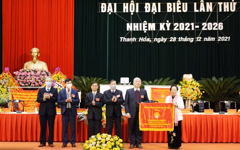 Trung ương Hội khuyến học Việt Nam tặng cờ dẫn đầu phong trào thi đua giai đoạn 2016-2021 cho Hội Khuyến học Thanh Hóa.