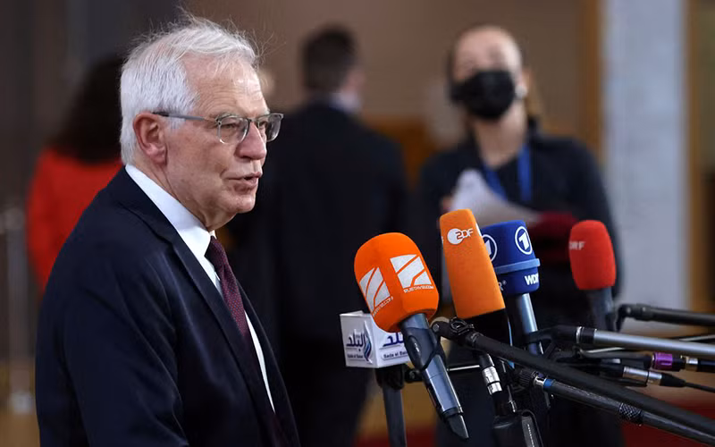 Ông Josep Borrell phát biểu ý kiến với truyền thông trước khi họp cùng ngoại trưởng của các nước EU tại Brussels, ngày 21/2. (Ảnh: Reuters)