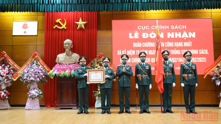 Thừa ủy quyền của Chủ tịch nước, Đại tướng Lương Cường trao Huân chương Quân công hạng nhất tặng Cục Chính sách, Tổng cục Chính trị Quân đội nhân dân Việt Nam. 