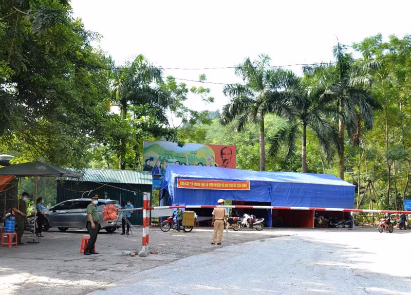 Lập chốt tại xã Long Khánh giáp ranh với tỉnh Yên Bái để kiểm soát người và phương tiện từ vùng dịch vào huyện Bảo Yên, tỉnh Lào Cai.