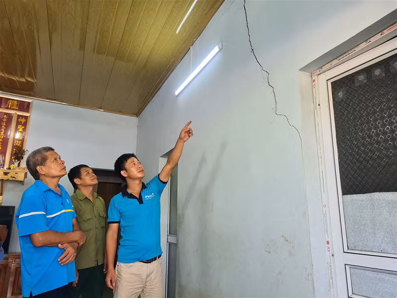 Vết nứt kéo dài từ trên trần nhà của gia đình anh Nông Văn Quân.
