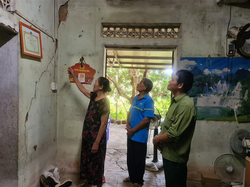 Ngôi nhà của bà Phạm Thị Cúc cũng xuất hiện nhiều vết nứt. Cần làm rõ nguyên nhân các hộ dân ở Cao Bằng bị nứt tường nhà -0