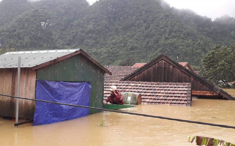 Ở rốn lũ Tân Hóa (Quảng Bình) hơn 400 ngôi nhà bị ngập tận mái. (Ảnh: HƯƠNG GIANG) Thủ tướng: Không chủ quan với Covid-19, hạn chế làm thủy điện nhỏ -0