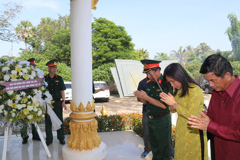 Đoàn đại biểu Đại sứ quán Việt Nam tại Lào thành kính dâng hương tưởng niệm tại buổi lễ. Kỷ niệm 73 năm Ngày Thương binh - Liệt sĩ tại Lào -0