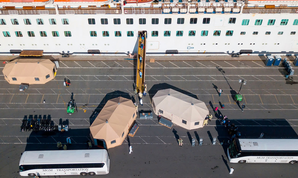 Hành khách rời khỏi du thuyền Grand Princess để vào bờ tại bang California, Mỹ. Hàng nghìn người đã mắc kẹt trên tàu này trong nhiều ngày do một số hành khách có kết quả xét nghiệm dương tính với virus SARS-CoV-2. (Ảnh: Getty Images) 1 -0