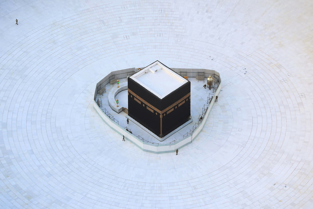 A-rập Xê-út yêu cầu phong tỏa khối đá thiêng Kaaba trong năm 2020 và yêu cầu người hành hương không được chạm vào khối đá để tránh nguy cơ lây lan dịch bệnh. (Ảnh: Getty Images) 1 -0